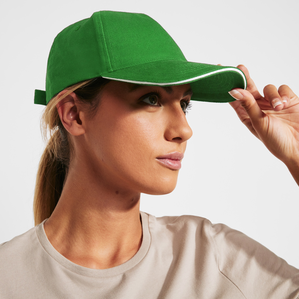 Gorra verde personalizable con impresión para merchandising o eventos.